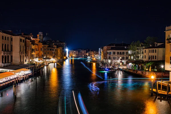 Venedik şehir sokakları İtalya 'da kanallar ve anıtlar