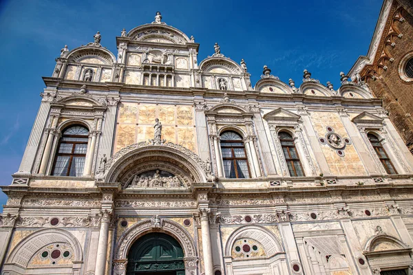Venedik şehir sokakları İtalya 'da kanallar ve anıtlar