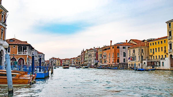 Venedik şehir sokakları İtalya 'da kanallar ve anıtlar
