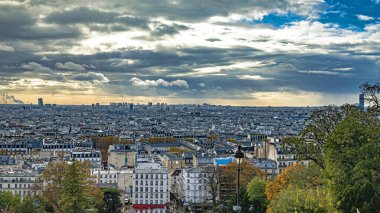 Paris başkent caddeleri ve şehir merkezindeki anıtlar