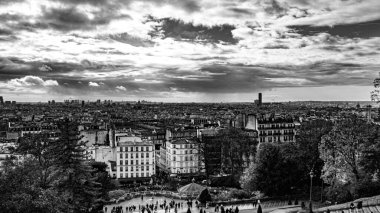 Paris başkent caddeleri ve şehir merkezindeki anıtlar