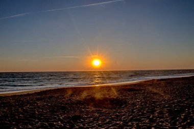 Fransız Atlantik Okyanusu kıyılarında gün batımı