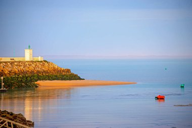 Fransız Atlantik Okyanusu 'nda sahilde gökkuşağı