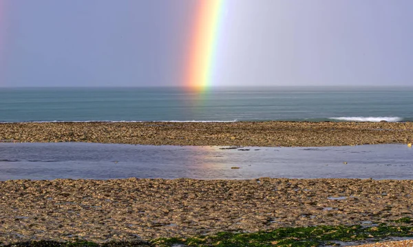 Fransız Atlantik Okyanusu 'nda sahilde gökkuşağı