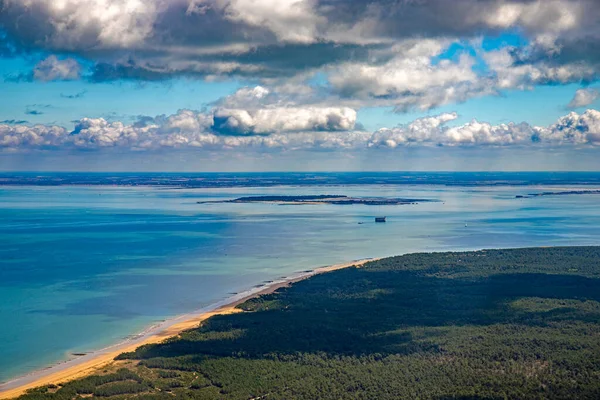 Fransız Atlantik Okyanusu 'ndaki Yeu Adası hava manzarası