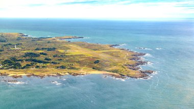 Yeu Adası Atlantik Okyanusu 'ndaki güzel bir sahil manzarası. Dünya ve hava manzarası.