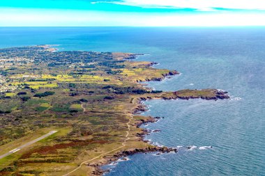 Yeu Adası Atlantik Okyanusu 'ndaki güzel bir sahil manzarası. Dünya ve hava manzarası.