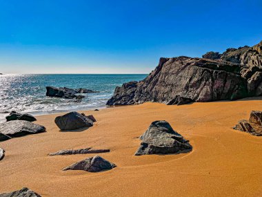 Yeu Adası Atlantik Okyanusu 'ndaki güzel bir sahil manzarası. Dünya ve hava manzarası.