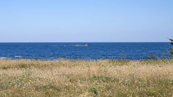 Yeu Adası Atlantik Okyanusu 'ndaki güzel bir sahil manzarası. Dünya ve hava manzarası.
