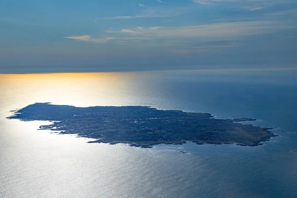 Yeu Adası Atlantik Okyanusu 'ndaki güzel bir sahil manzarası. Dünya ve hava manzarası.