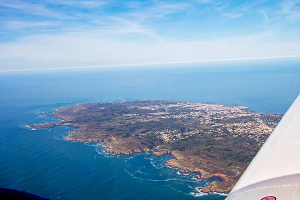 Yeu Adası Atlantik Okyanusu 'ndaki güzel bir sahil manzarası. Dünya ve hava manzarası.