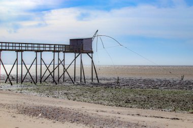 Fransız Atlantik kıyı şeridinin hava manzarası ve satış denizinin en tepeden görünen adası.