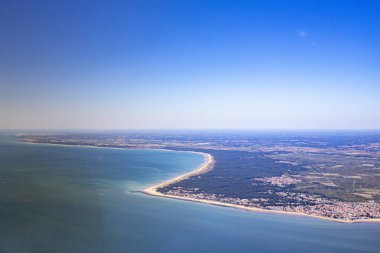 Fransız Atlantik kıyı şeridinin hava manzarası ve satış denizinin en tepeden görünen adası.