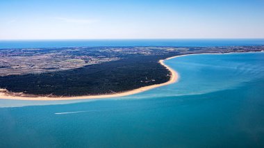 Fransız Atlantik kıyı şeridinin hava manzarası ve satış denizinin en tepeden görünen adası.