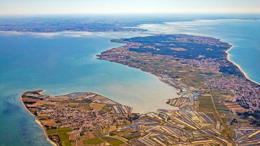 Fransız Atlantik kıyı şeridinin hava manzarası ve satış denizinin en tepeden görünen adası.