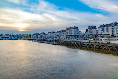 Fransa 'nın batısında Dünya ve gökyüzü için ödenen Nantes şehri