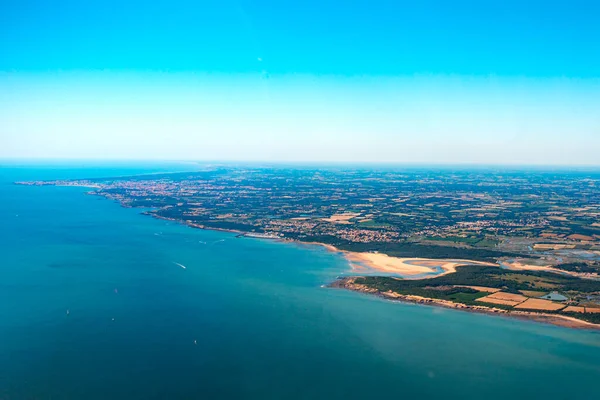 Fransız Atlantik kıyı şeridinin hava manzarası ve satış denizinin en tepeden görünen adası.