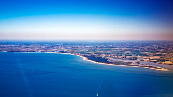 Fransız Atlantik kıyı şeridinin hava manzarası ve satış denizinin en tepeden görünen adası.
