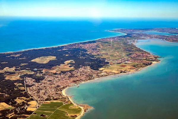 Fransız Atlantik kıyı şeridinin hava manzarası ve satış denizinin en tepeden görünen adası.