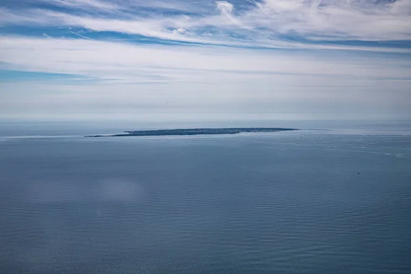 Fransız Atlantik kıyı şeridinin hava manzarası ve satış denizinin en tepeden görünen adası.