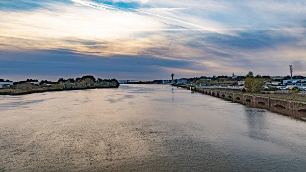 Fransa 'nın batısında Dünya ve gökyüzü için ödenen Nantes şehri