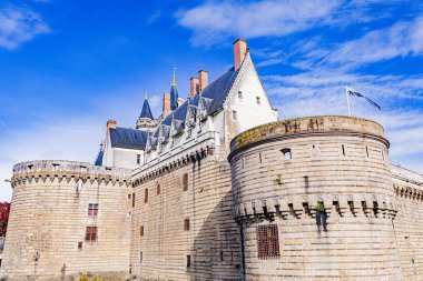 Fransa 'nın batısındaki Loire Nehri üzerindeki Nantes şehri Atlantik Okyanusu' na yakın.