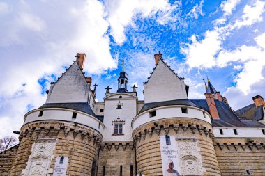 Fransa 'nın batısındaki Loire Nehri üzerindeki Nantes şehri Atlantik Okyanusu' na yakın.