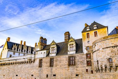 Fransa 'nın batısındaki Loire Nehri üzerindeki Nantes şehri Atlantik Okyanusu' na yakın.