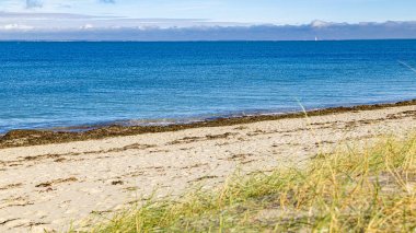 Fransız Atlantik Okyanusu 'ndaki R adasında kum ve dalgalar