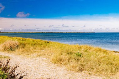 Fransız Atlantik Okyanusu 'ndaki R adasında kum ve dalgalar