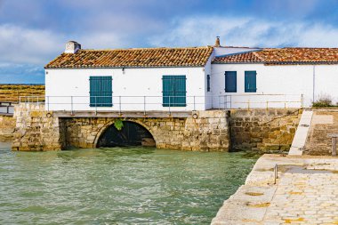 Fransız Atlantik Okyanusu 'ndaki R adasında kum ve dalgalar