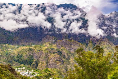 Hint Okyanusu Buluşma Adası 'ndaki Cilaos Sirk Dağları