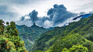Hint Okyanusu Buluşma Adası 'ndaki Cilaos Sirk Dağları