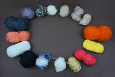 Yuvarlak bir kompozisyonda, merkezinde metin veya tasarım için boşluk olan canlı iplik tüyleri. Örgü blogları, örgü örme dersleri, el işi projeleri ya da yaratıcı sosyal medya paylaşımları için mükemmel..