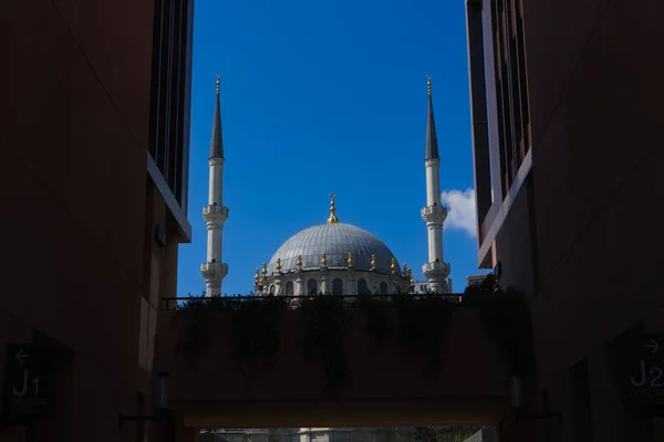 İstanbul, Karaköy 'deki Galataport alışveriş merkezinin modern duvarları çerçeveli kendine özgü kubbesi ve minareleri ile 1823 yılında inşa edilen Hemşireye Camii' nin çarpıcı bir fotoğrafı..  