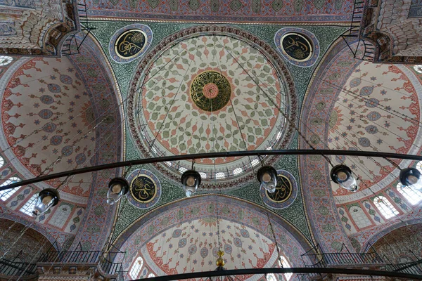 Endüstriyel kahve kızartma ekipmanları yeni kavrulmuş kahve çekirdeklerini büyük metal bir varilin içinde dönen karışık kollarla gösteriyor. Sahne, otantik kahve üretiminin ticari bir manastırdaki iş akışını yakalıyor.