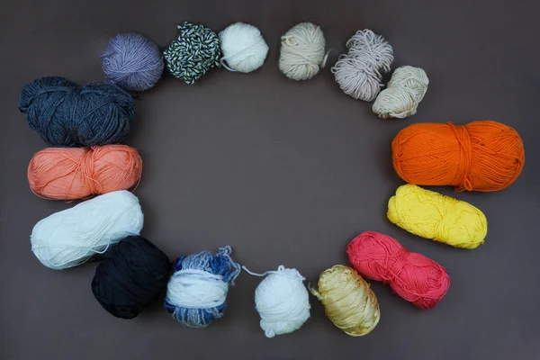 Yuvarlak bir kompozisyonda, merkezinde metin veya tasarım için boşluk olan canlı iplik tüyleri. Örgü blogları, örgü örme dersleri, el işi projeleri ya da yaratıcı sosyal medya paylaşımları için mükemmel..