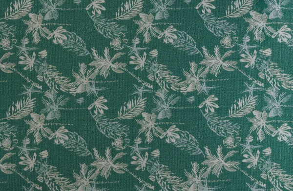Derin zümrüt tonunda yoğun döşeme dokusu tropikal yaprak deseni ve metalik parlaklık, perde veya dekor için ideal.
