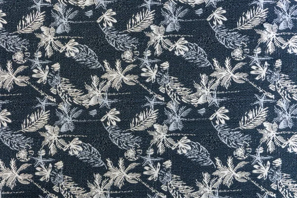 Gece mavisi tonlarında yoğun döşeme kumaşı. Tropikal yaprak deseni ve metalik parıltısı var. Perde ya da dekor için ideal.