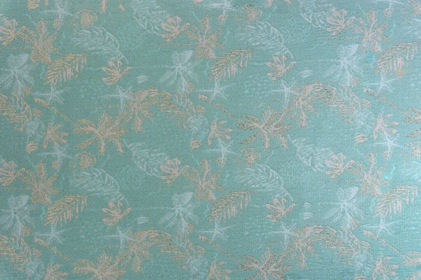 Tropikal yaprak desenli ve lureks metalik ipliklerle adaçayı yeşili kumaş desenli orta sıklet döşeme. Dekorasyon için ideal..