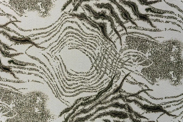 Dekoratif açık bej-gri yakut kumaş, metalik lureks iplikler ve koyu yeşil soyut desenler, döşeme, perdeler ve yastıklar için ideal.