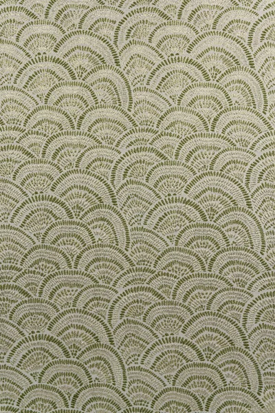 Dekoratif açık bej kumaştan yakın plan, motifi metalik altın lureks ipliklerle kaplayan, döşeme, perde ve iç dekorasyon için ideal.