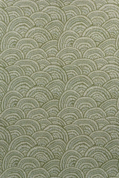 Metalik ipliklerle motifi içeren açık gri-bej ipek kumaş, döşeme, perde ve duvar kaplaması için ideal.