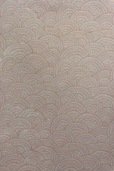 Metalik ipliklerle motifi içeren sıcak kahverengi-pembe kumaş, döşeme, perdeler ve duvar örtüleri için ideal.