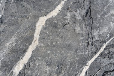 İstanbul rıhtımından gelen doğal taş yüzeyine yakından bakınca, güpegündüz yakalanan kendine özgü beyaz mineral damarlı gri renkler görülüyor.