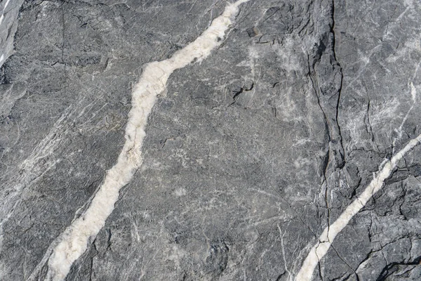 İstanbul rıhtımından gelen doğal taş yüzeyine yakından bakınca, güpegündüz yakalanan kendine özgü beyaz mineral damarlı gri renkler görülüyor.