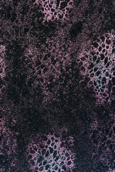 Kabartmalı, kadife gibi bir arka plan ve geniş bir soyut nokta deseni var. Siyah bir taban parlak mor lurex ile tamamlanır, hayvan baskısını taklit eder. Döşeme ve modern tasarım için kullan