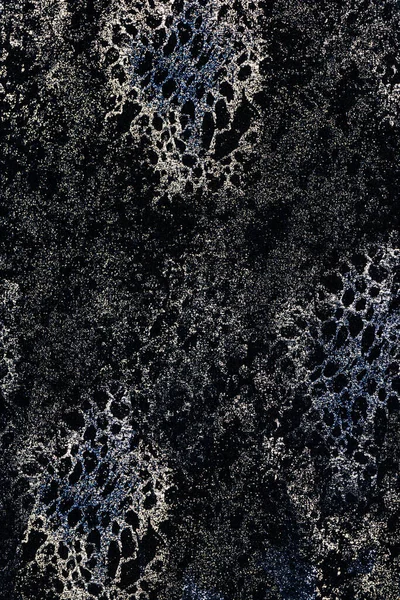 Kabartmalı, kadife gibi bir arka plan ve geniş bir soyut nokta deseni var. Siyah bir taban gümüş ve mavi Lurex ile tamamlanır, hayvan baskısını taklit eder. Döşeme ve modern tasarım için kullan.