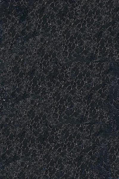 Kabartmalı, kadife gibi bir arka plan ve geniş bir soyut nokta deseni var. Siyah bir taban koyu grafit lureks ile tamamlanır, hayvan baskısını taklit eder ve derinlik etkisi yaratır. Döşeme için kullan.