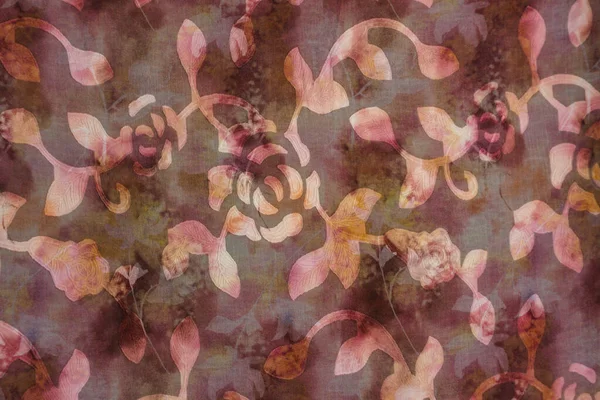 Koyu ipek bir yüzeye yakın çekim, koyu renk ve kahverengi noktalı boya ile kaplanmış, pembe ve leylak renkli çiçek desenli. Akşam giysisi ya da zarif tasarım için arka plan